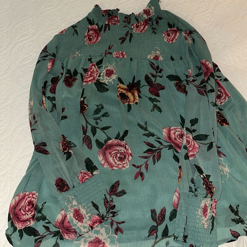 worn once Teal Rosette shear arm top